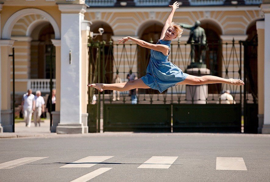 Фотосессия на улицах петербурга. Танцы на улице. Балерина в прыжке. Балерина в городе. Балерина танцует на улице.