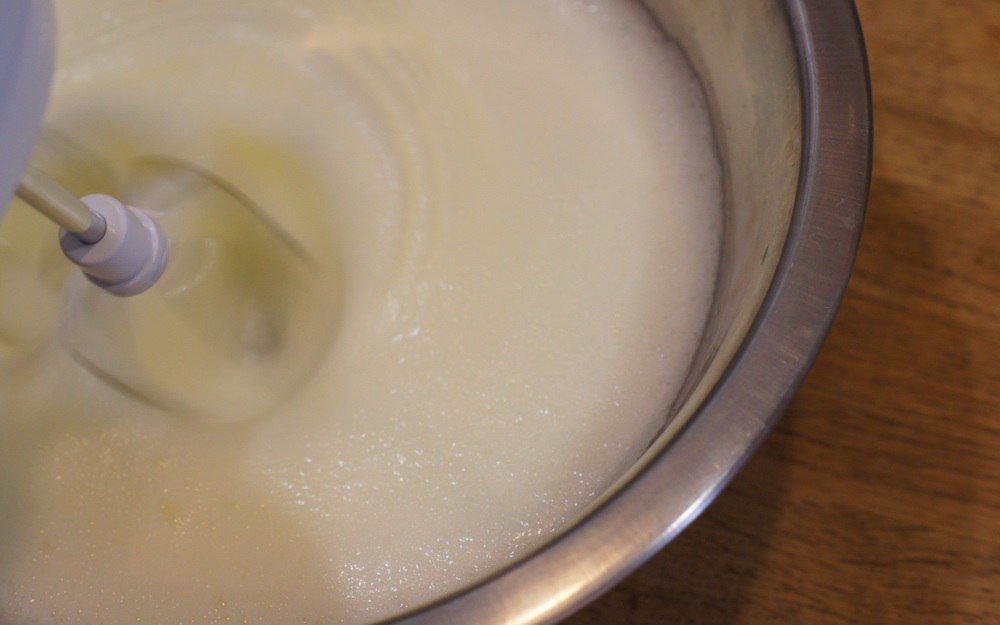 Крем молоко желток. Выливаем белки в тесто.