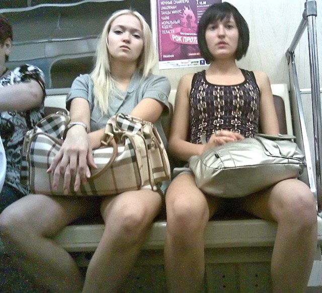 Подглядывание в метро. Под юбкой в общественном транспорте. Под юбкой в метрополитене. Без Нижнего белья в транспорте.