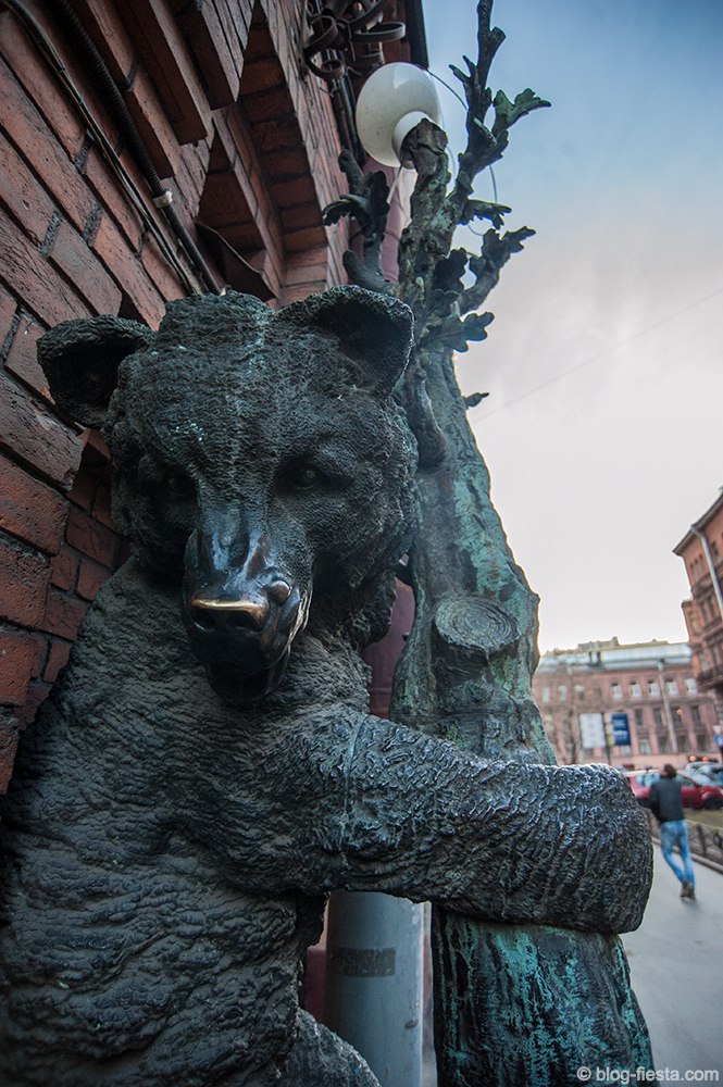 Звери спб. Памятники животным в Санкт-Петербурге. Скульптуры медведей в Санкт-Петербурге. Животные статуи Санкт-Петербург. Памятники Санкт Петербурга звери.