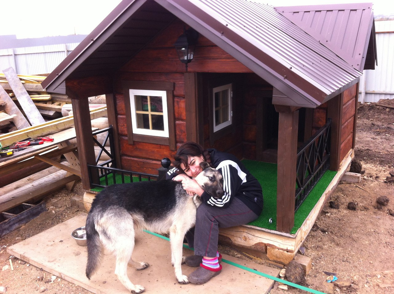 Загородный дом с будкой для собаки