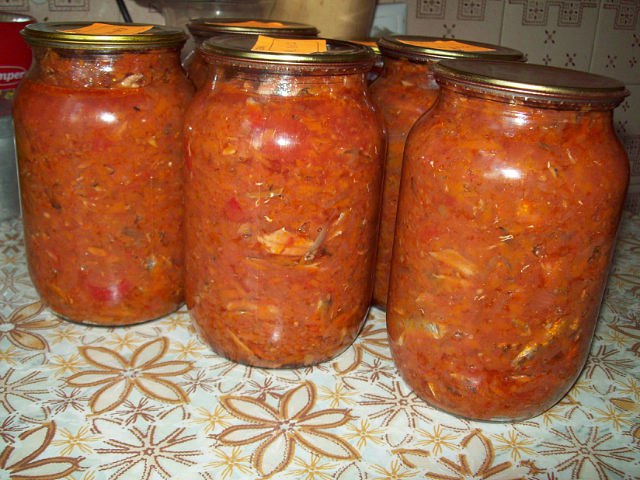 Килька или мойва в томатном соусе с овощами. Ингредиенты: 3 кг очищенной кильки (мойвы или салаки), ...