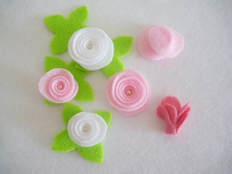 Розочки из фетра. Объемные цветы из ткани. Как сделать цветы из фетра. Цветочки из фетра. Как сделать цветы из фетра.