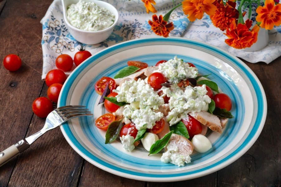 Салат с базиликом и помидорами и сыром и курицей