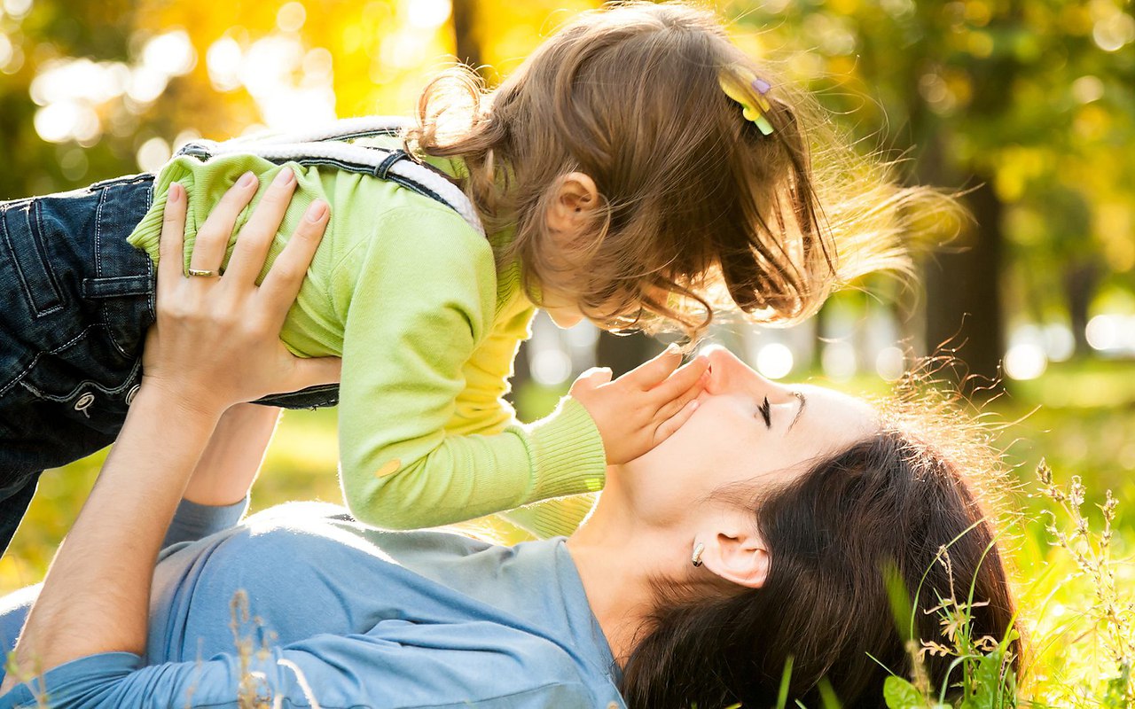 Фото родители обнимают детей