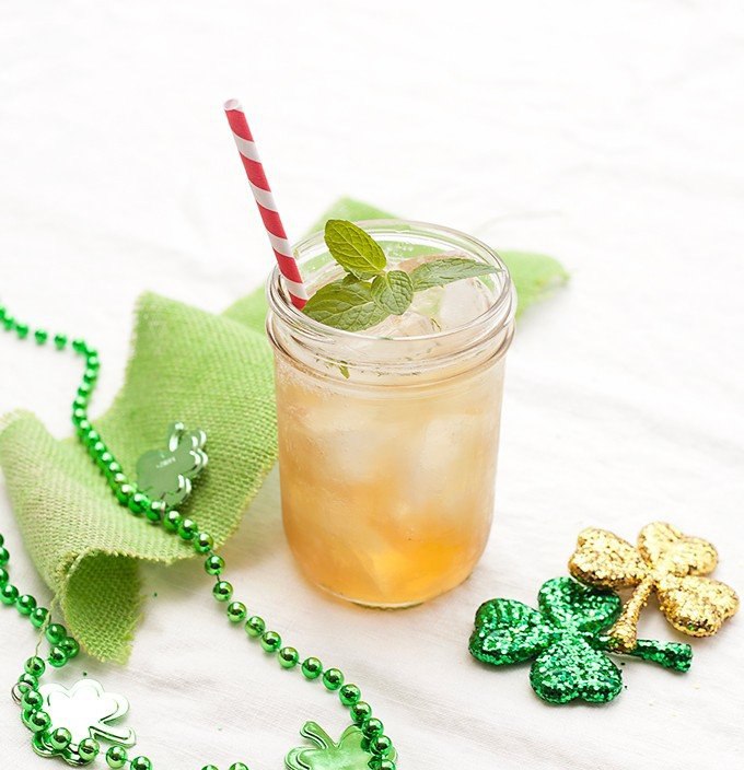 Drink irish. Ирландский напиток. Медовый Мохито. Ирландский коктейль. Коктейль на день Святого Патрика.