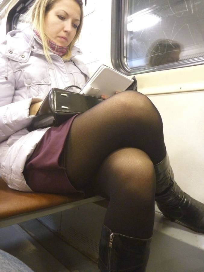 Подглядывание в метро. Колготки под юбкой в метро. Девушки в юбках в метро. Под юбкой колготки в электричке.