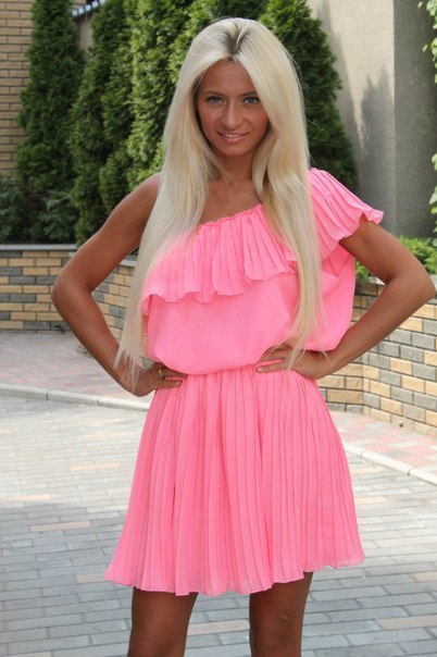 Блондинка в розовом платье сзади