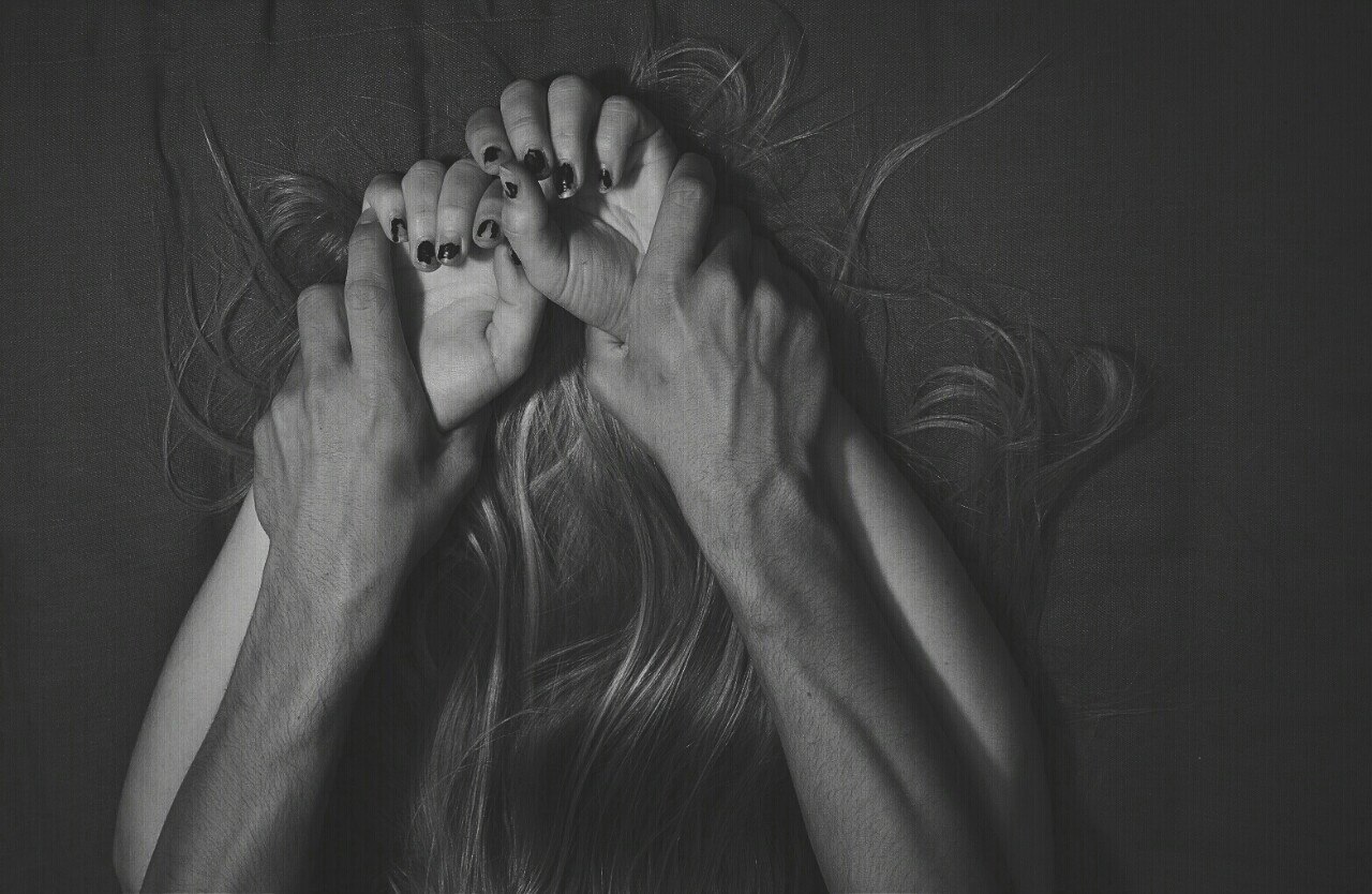 эротика рука в руке черно белое фото 115
