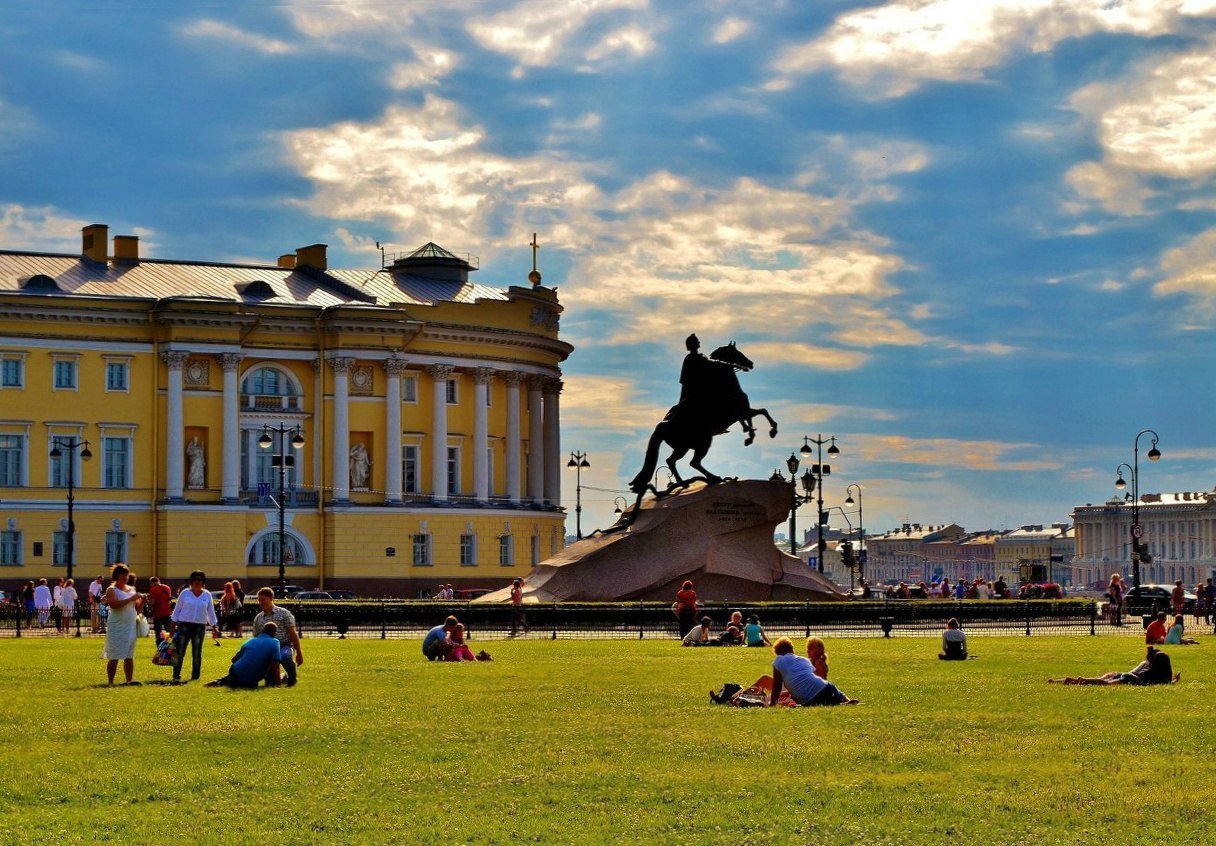 Среди петербург. Культура фотоизображение Санкт-Петербург. Лошадь фото на фоне здания СПБ.