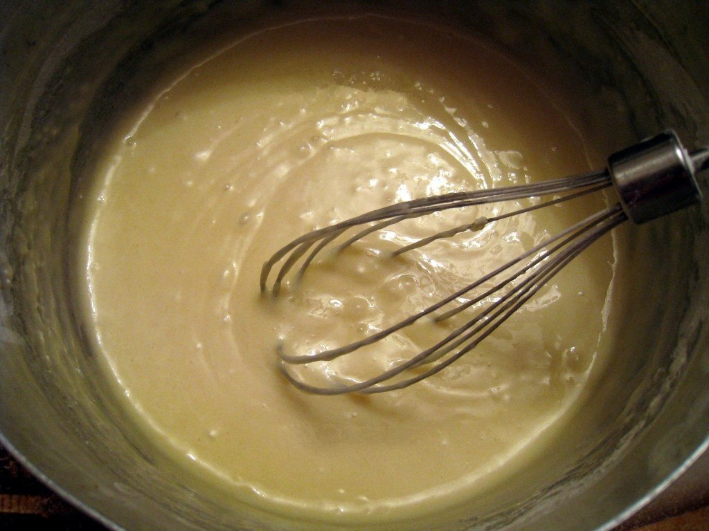 Кекс 3 стакана на кефире. Кексы на кефире с подсолнечным маслом. Тесто для кекса на молоке и с растительным маслом. Добавить муку и орехи в тесто и хорошо перемешать.
