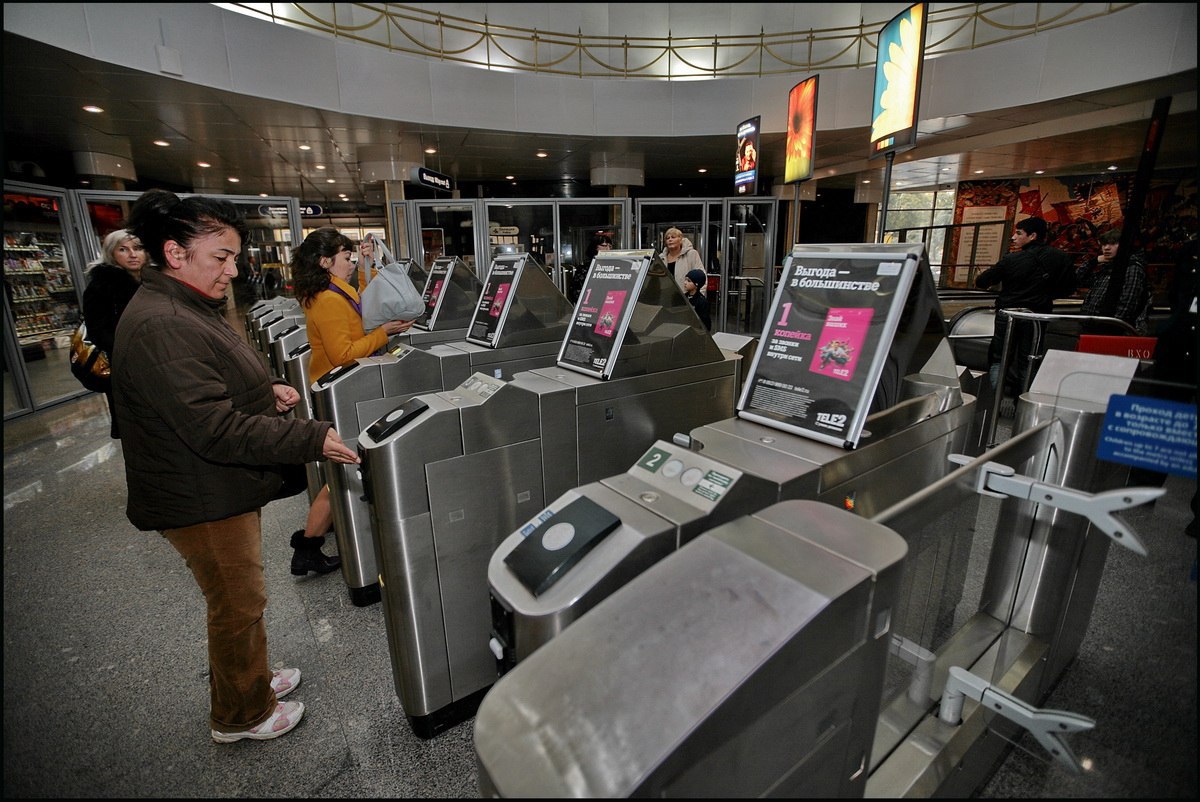 Проезд в метро петербурга. Турникеты в метро Санкт-Петербурга. Турникеты в метро СПБ. Турникеты метрополитена Питера. Турникеты питерского метро.