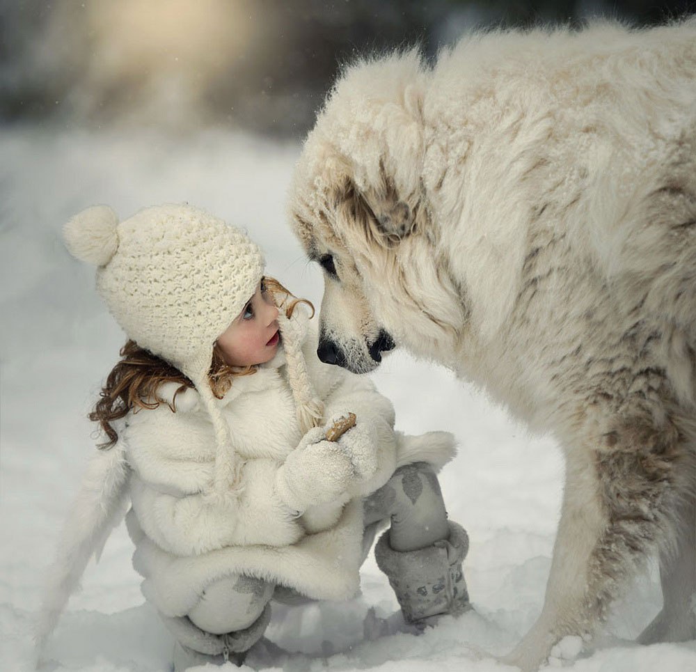 Девочка с собакой зимой