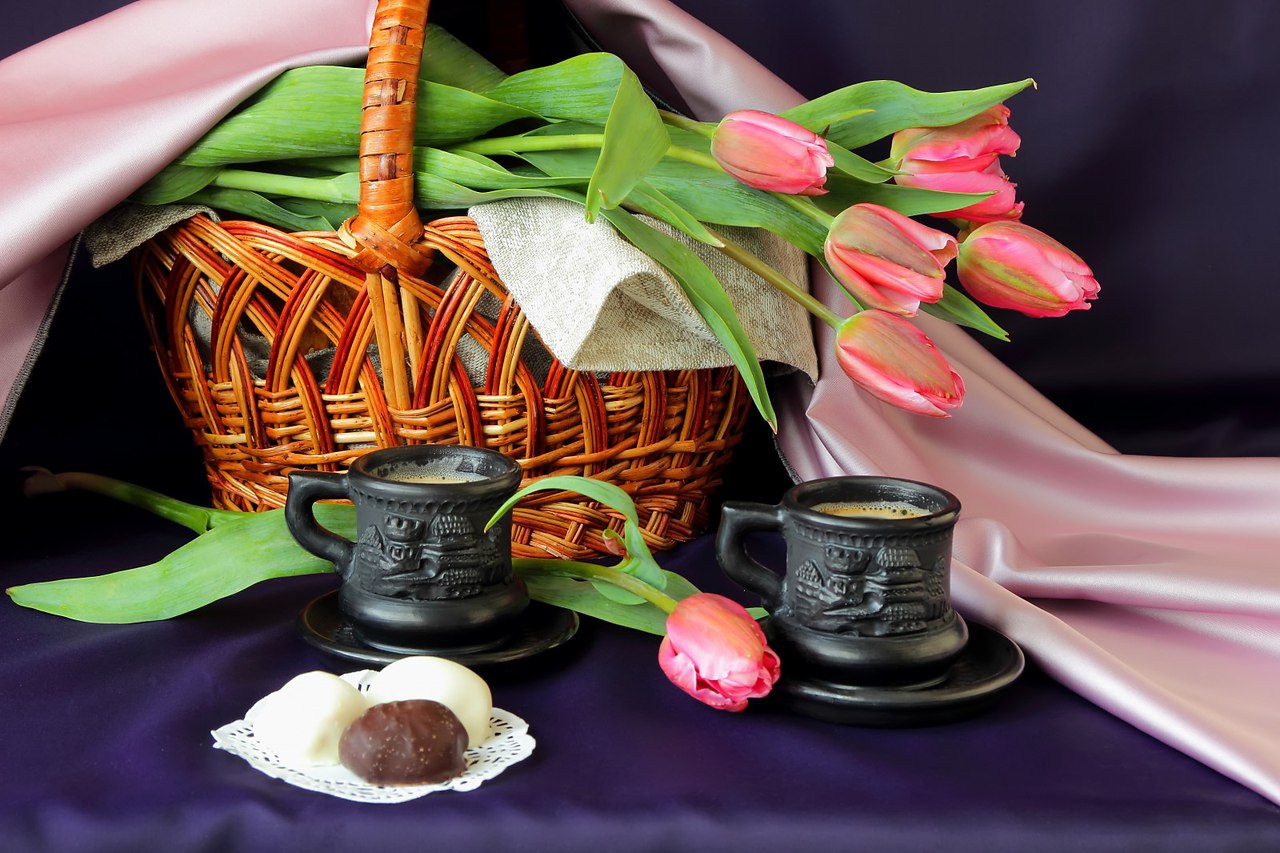 Натюрморт тюльпаны и чашка чая