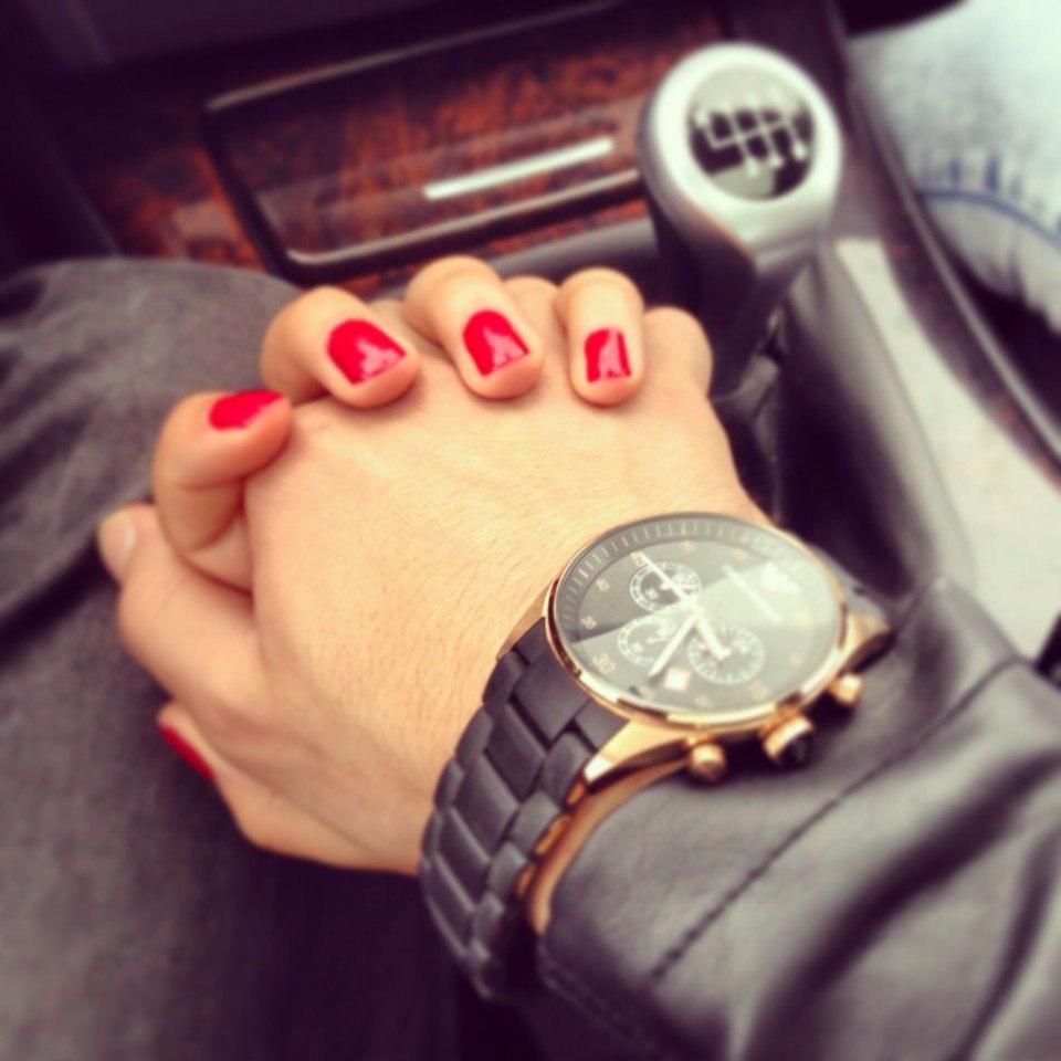 Фото рук парня и девушки с красными ногтями
