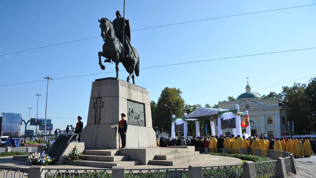 Памятник александру невскому в питере фото