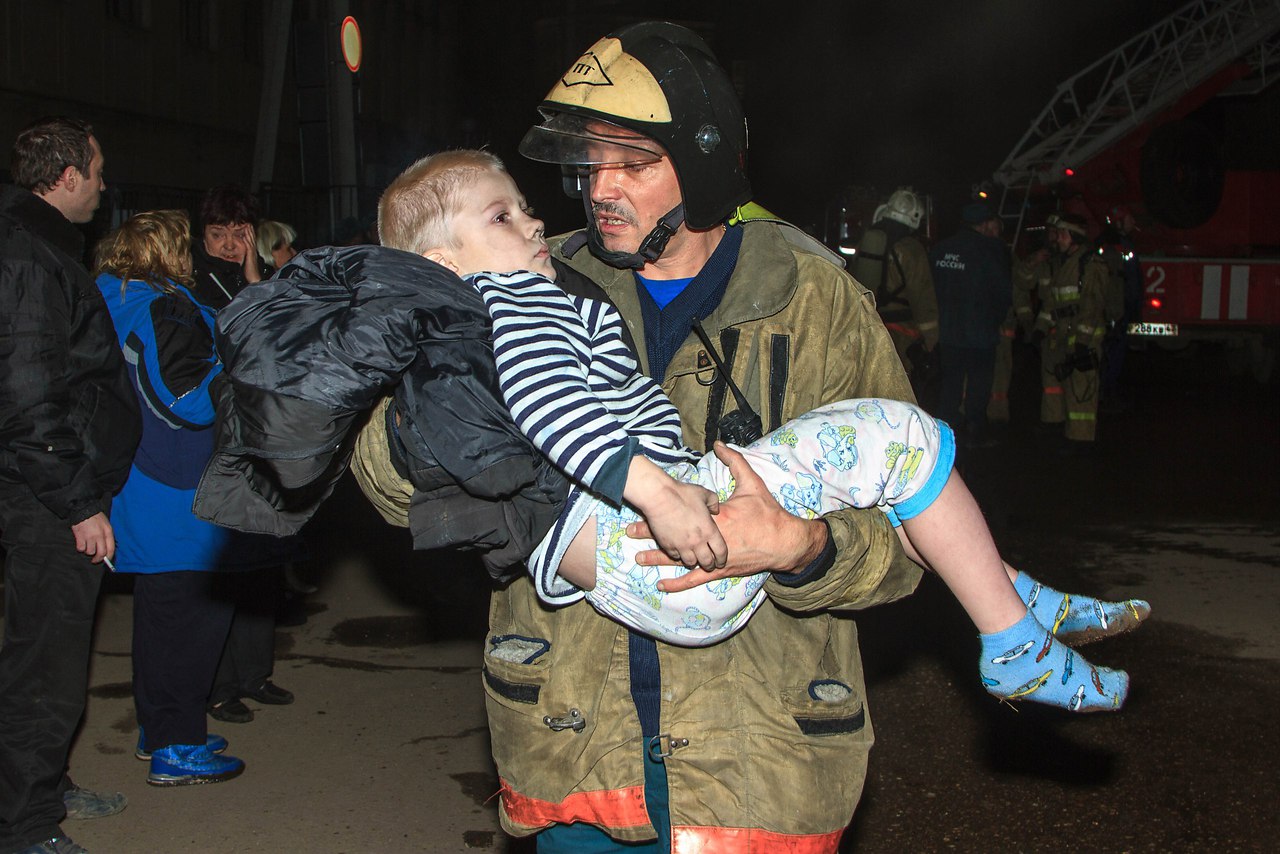 Фото пожарные спасают людей