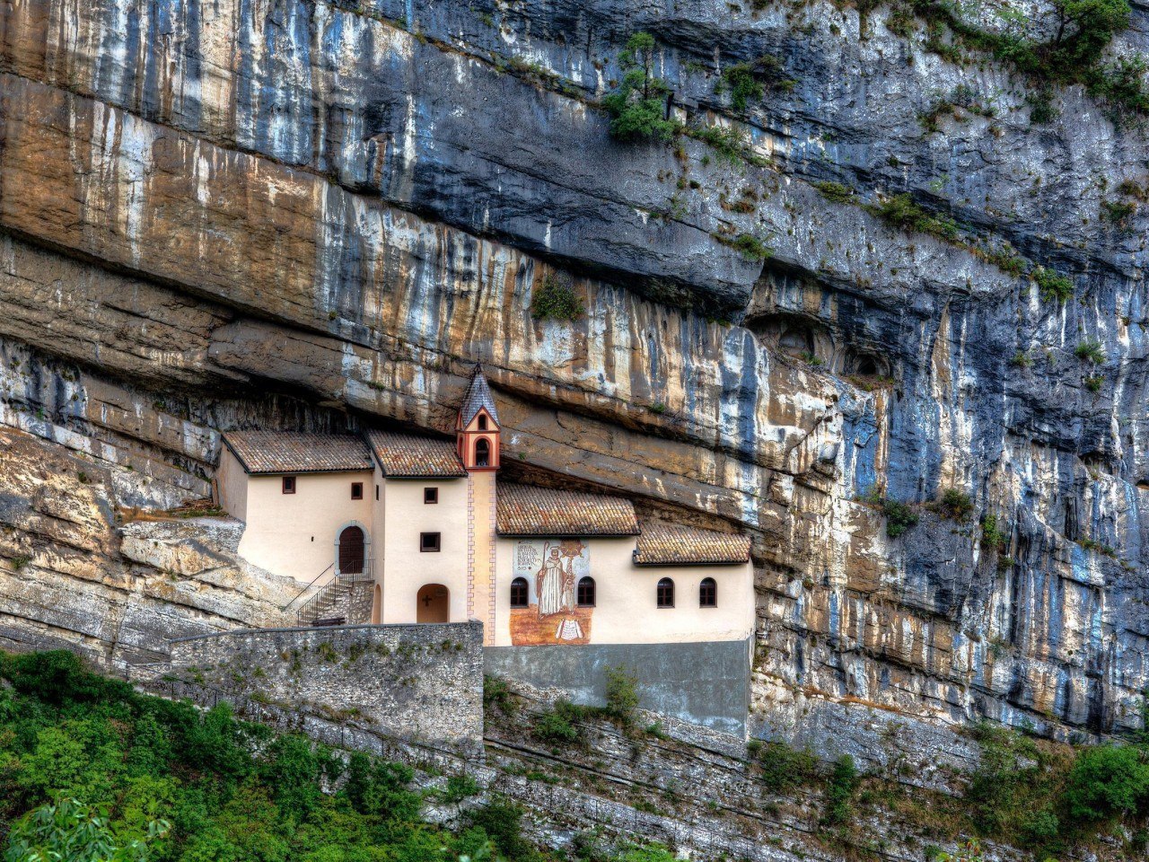 Дом в скале фото