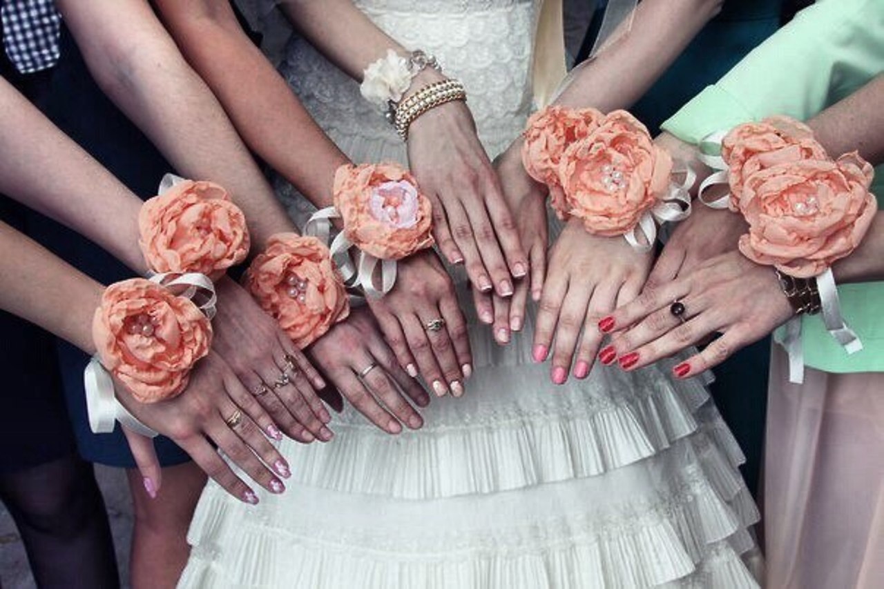 На руки подругам невесты на свадьбу пудрового цвета