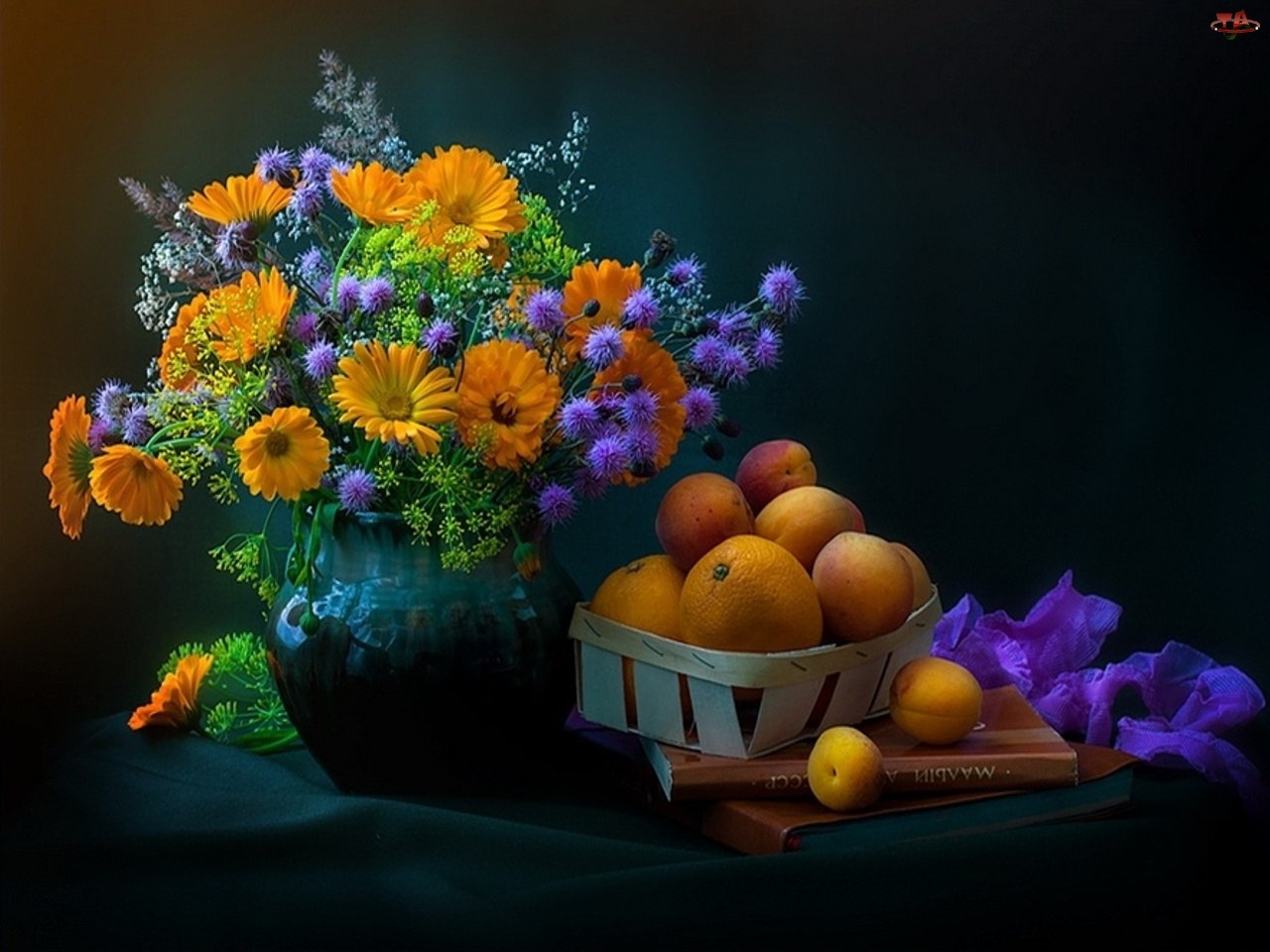 Яркие цветы и фрукты на темном фоне