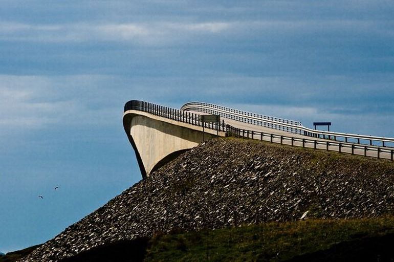 Дорога иллюзий. Сторсезандетский мост в Норвегии. Мост дорога в никуда в Норвегии. Атлантик роуд в Норвегии. Мост в никуда фото.