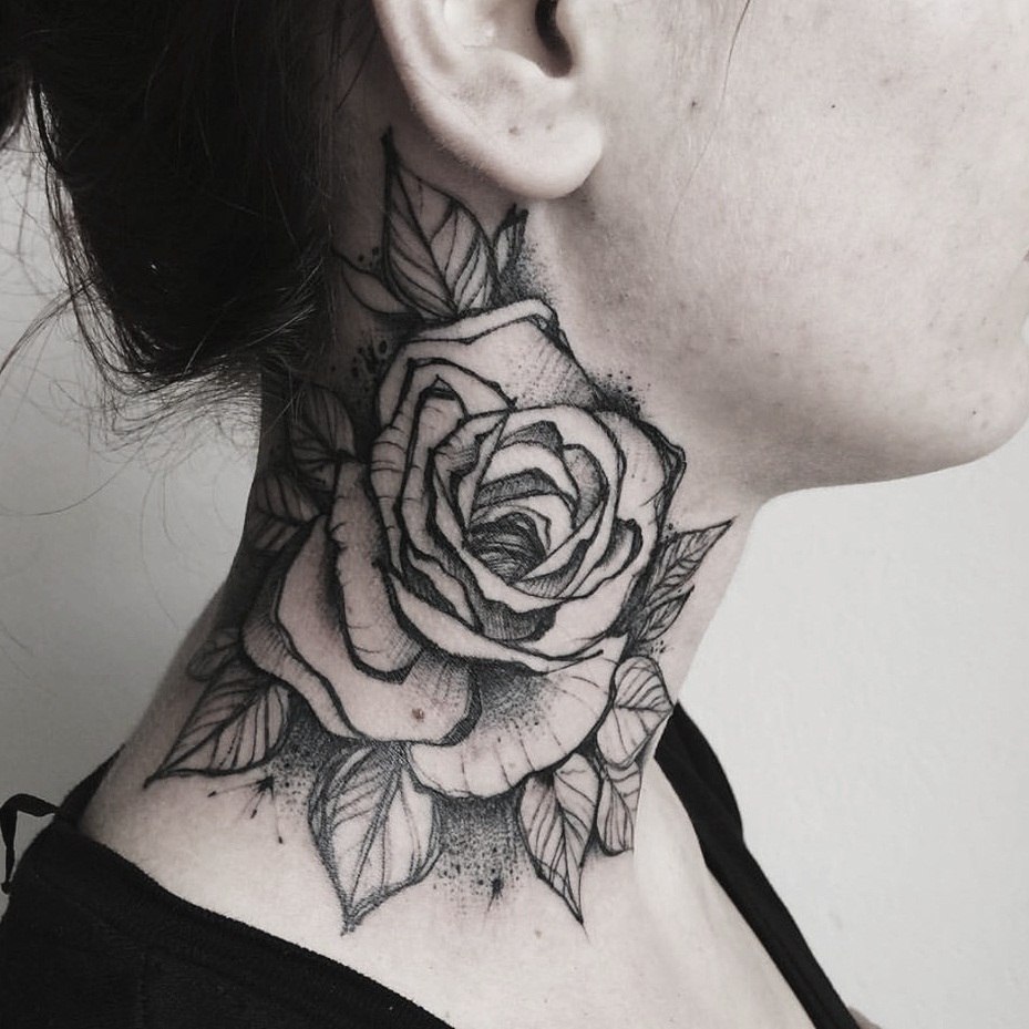 татуировка роза на шее у мужчин