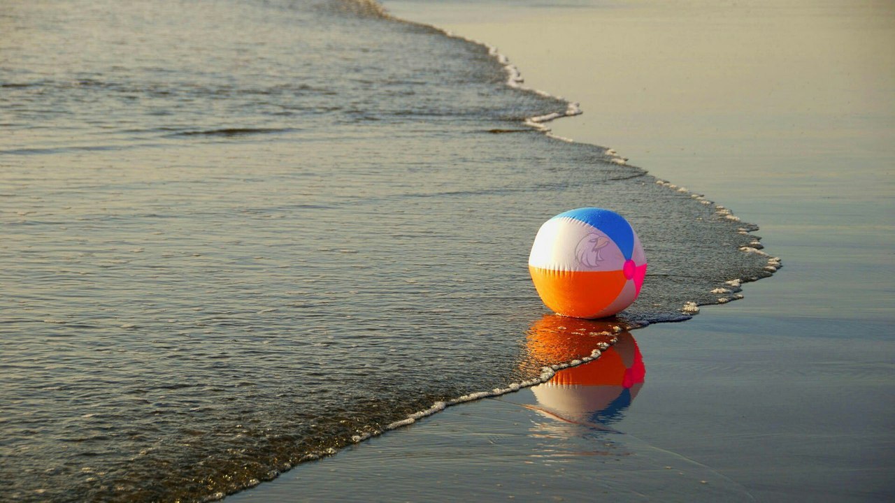 Мяч в море