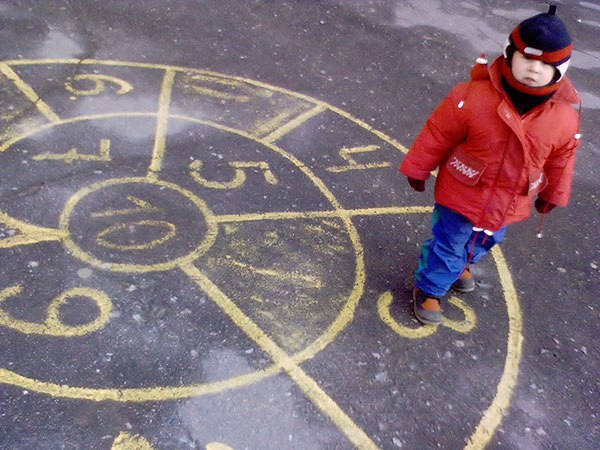 Как рисовать классики на асфальте мелками