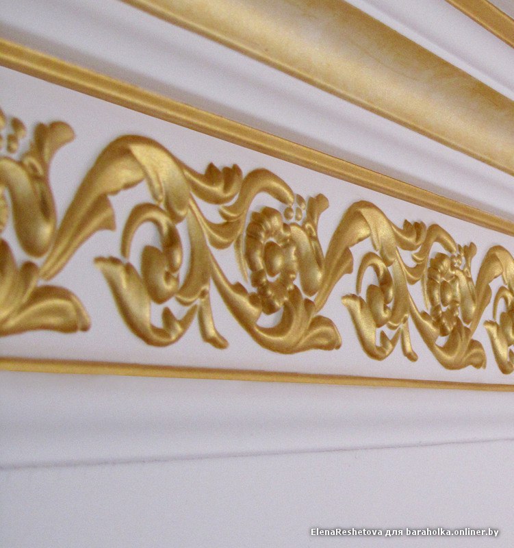 потолочный плинтус под золото. плинтус потолочный золотой. дк 118 карниз. молдинг ионики 20 мм, патина. плинтус потолочный золотой.