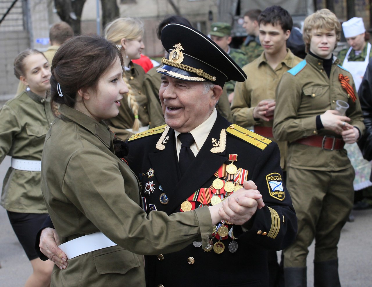 Со дня победы. Ветераны и молодежь. Военные ветераны. Военная форма ветеранов. День Победы военные.