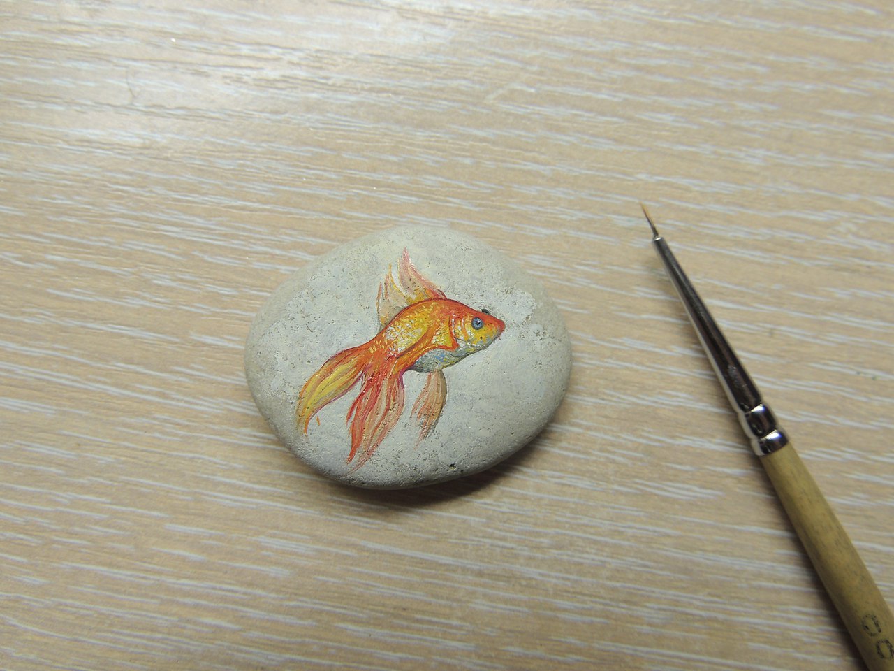 Рисование акрилом на камнях рыбки