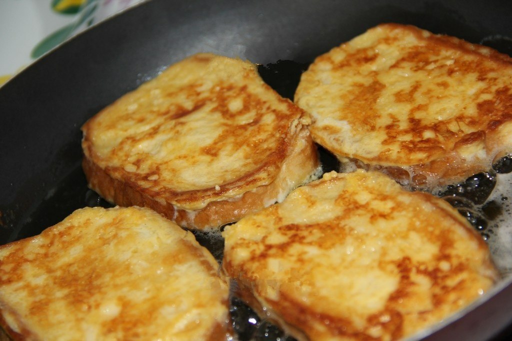 Гренки с яйцом и сыром на сковороде на завтрак рецепт с фото
