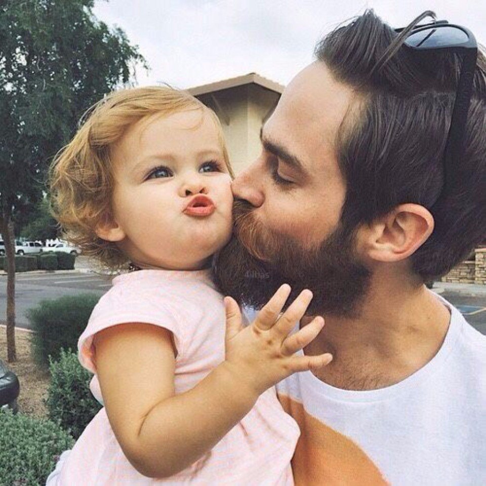 Мужчина с бородой с дочкой