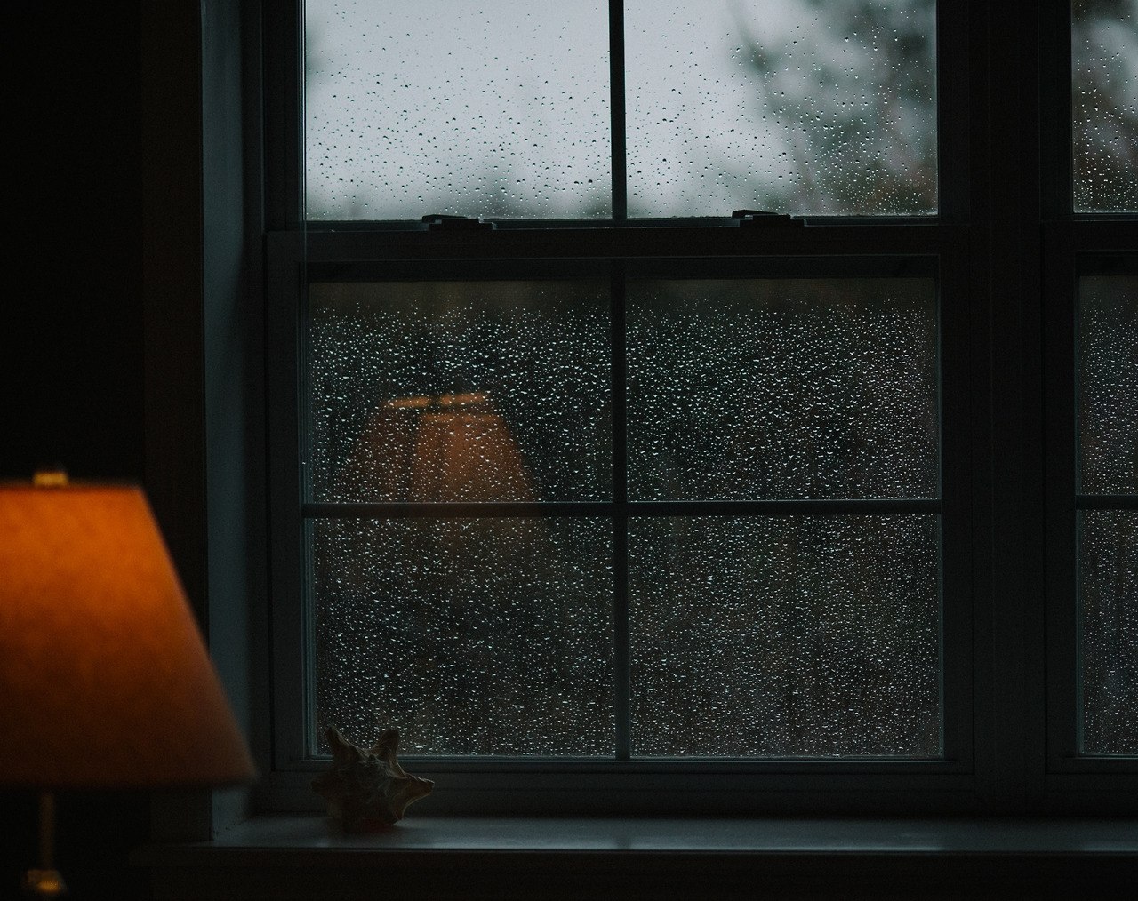 Был вечер за окном. Дождь за окном. Дождь в окне. Окно вечер. Окно дождь подоконник.
