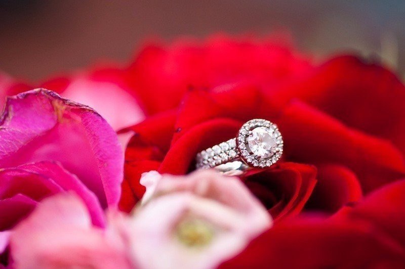 Кольцо и цветы реальное фото