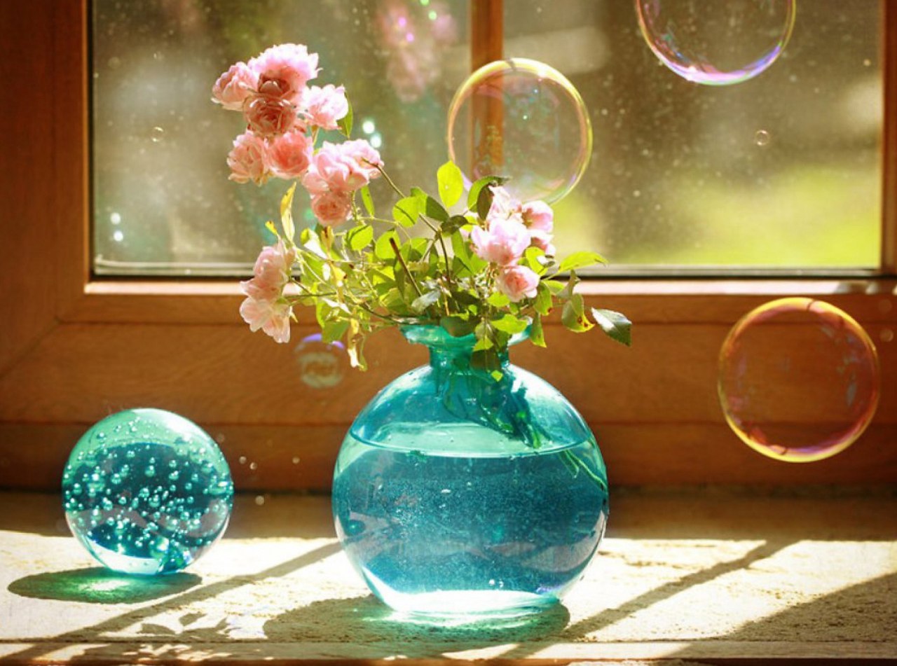 Стеклянный звон. Цветы в прозрачной вазе. Цветы на окне. Цветы в круглой вазе. Мыльные пузыри и цветы.