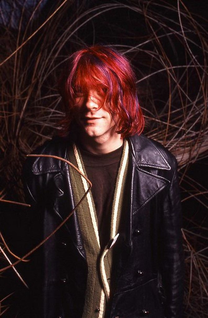 Курт кобейн с красными волосами фото