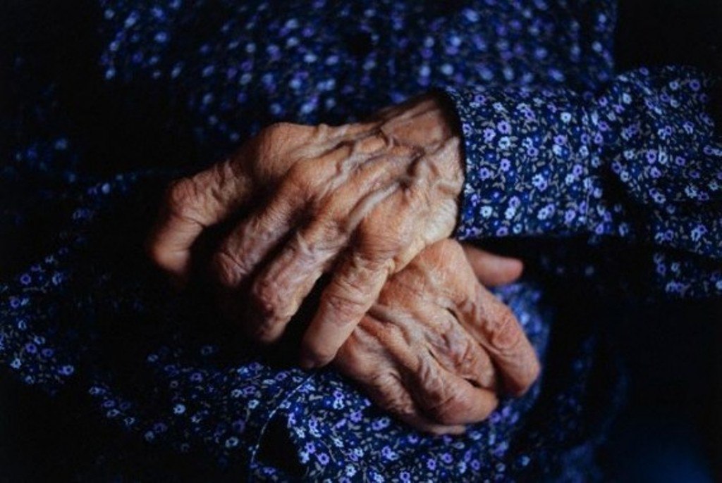 Руки старой женщины фото