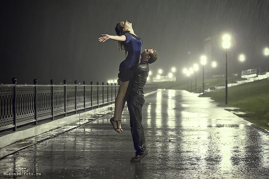 Навстречу. Пара танцует под дождем. Танец ночью на улице. Парень и девушка танцуют под дождем. Парочка идущая под дождем.