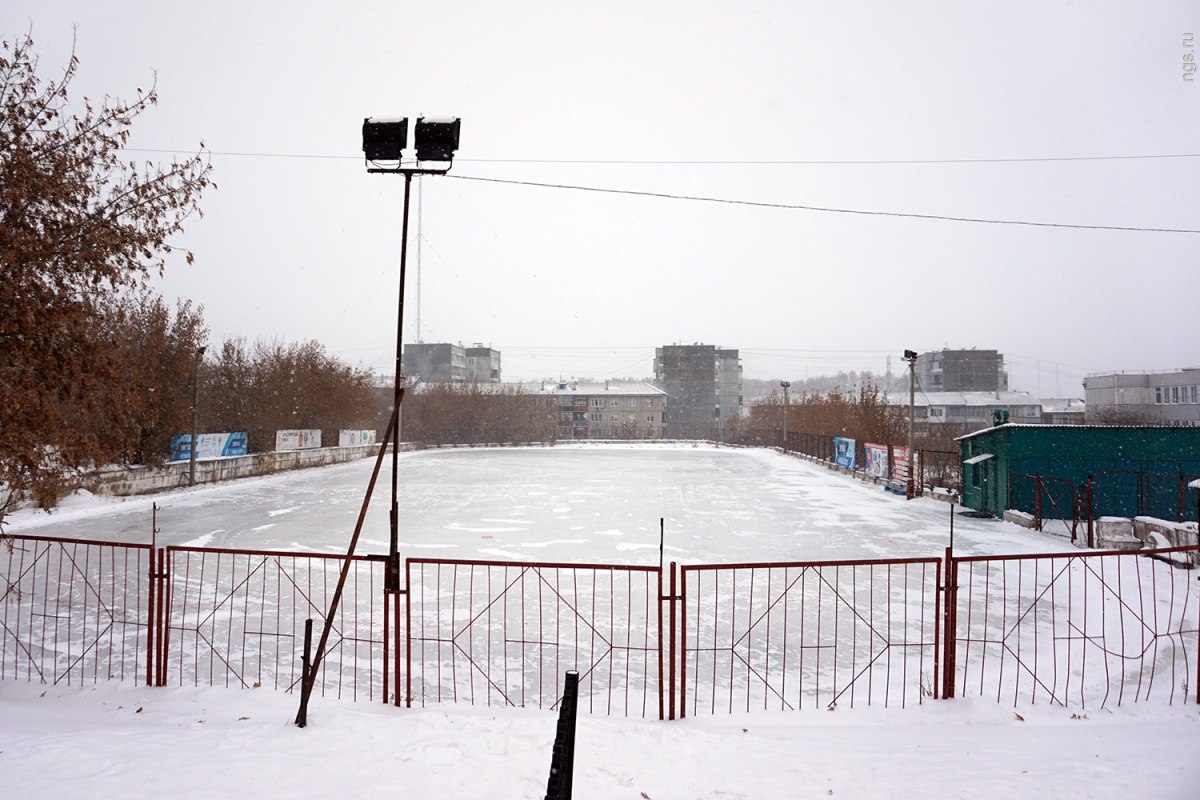 Каток 1 мая нижний новгород. Стадион Металлург Красноярск каток. Каток на стадионе Динамо Красноярск. Каток в Красноярске на конечной спортзала. Юдинский сад Красноярск каток.