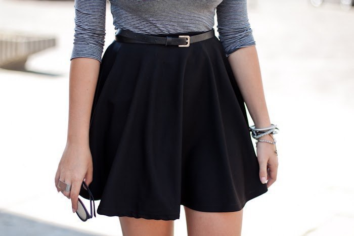 В черной юбке видео. Короткая черная юбка. Шелковистая юбка черная. Обра мини юбка черная карандаш. Школьная юбка черная короткая.