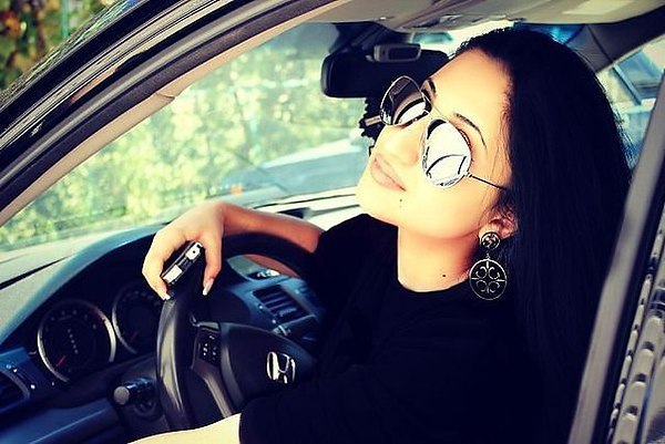 Фото девушки в машине в очках в машине