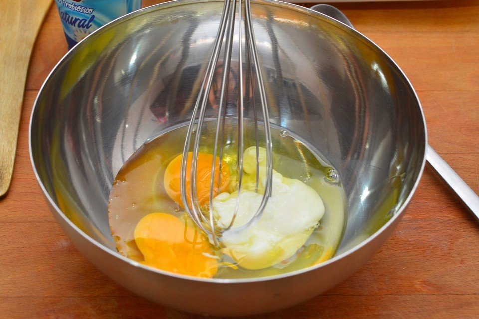 Что можно приготовить яйца лук. Поэтапное приготовление омлета. Ингредиенты для омлета. Взбитые яйца на сковороде. Взбитые яйца с молоком.