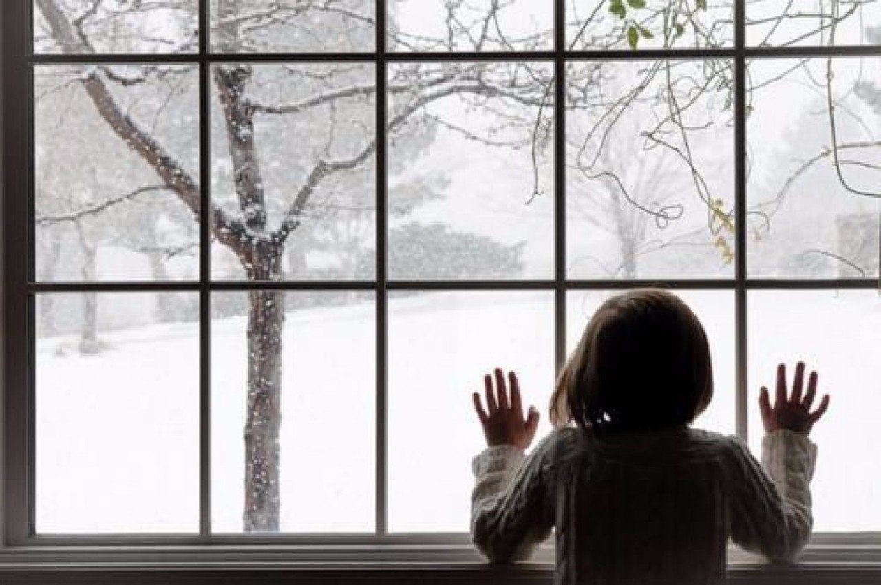 Ребенок у окна зимой