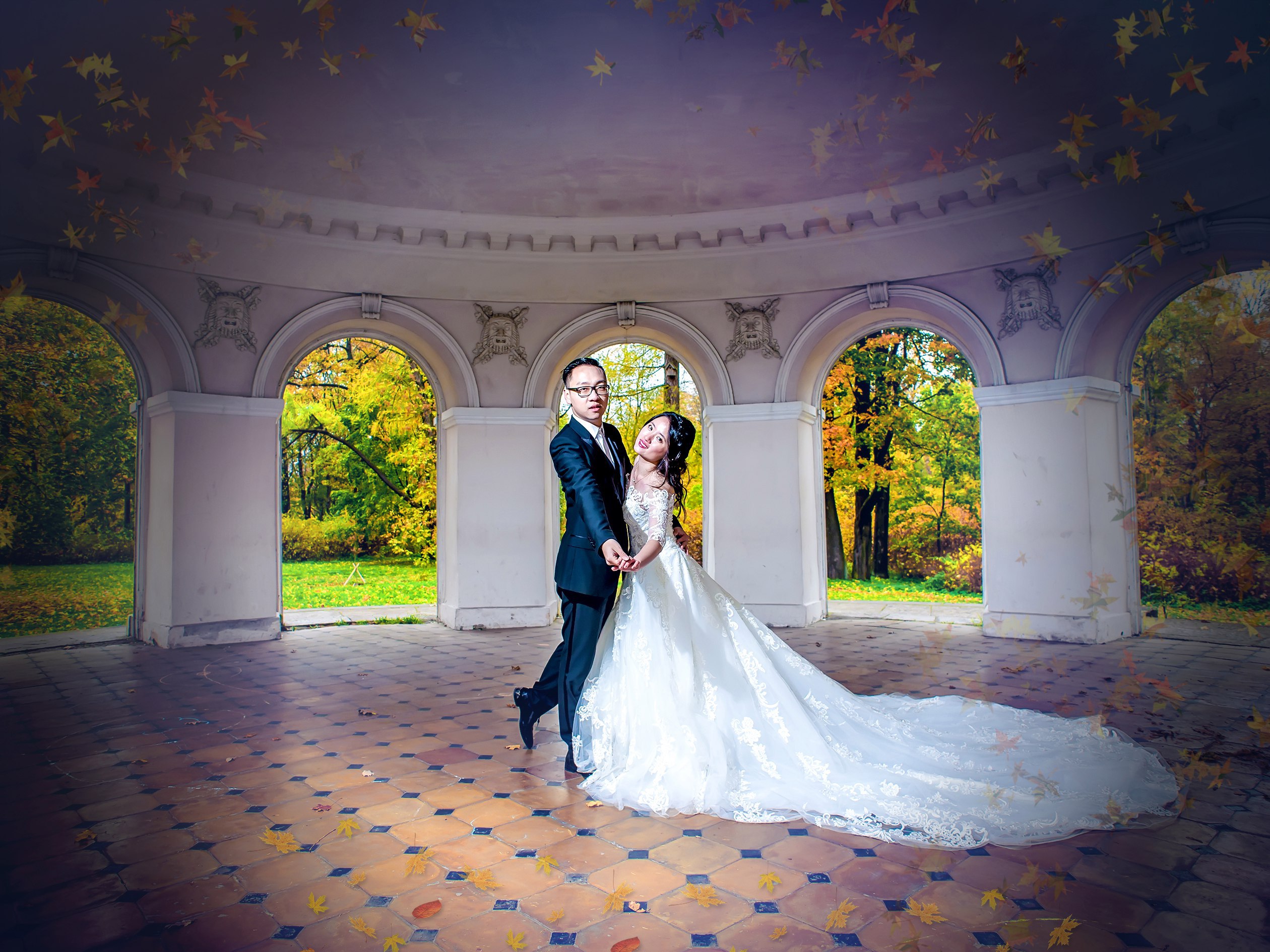 Красивое фото жениха и невесты на фоне замка
