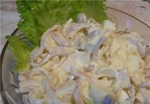 Очень вкусный салат из кальмаров с плавленым сыром.Ингредиенты:кальмары — 300 гяйца — 2 ...
