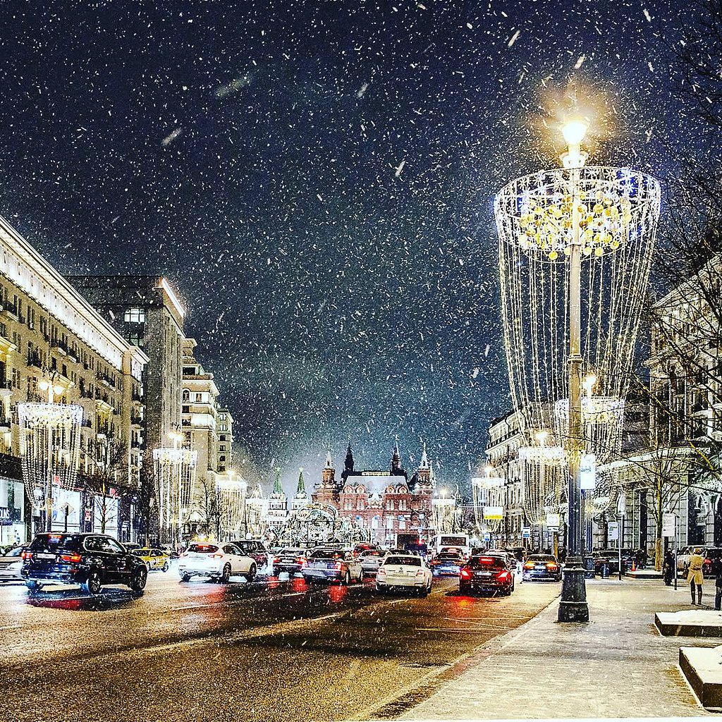 улицы москвы вечером