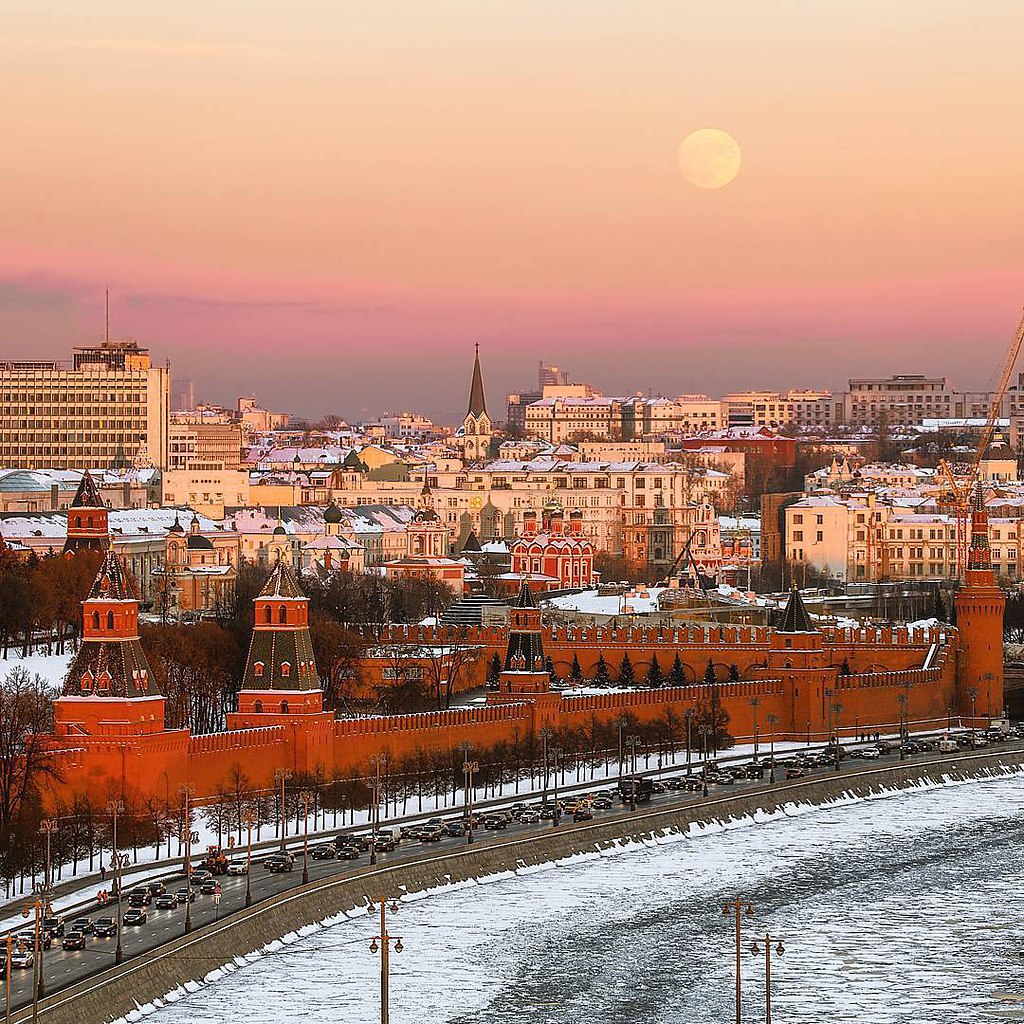 Ласковый москва. Утро красит нежным цветом стены древнего Кремля. С добрым утром стены древнего Кремля. Москва нежная. Утро светит нежным светом стены древнего Кремля.