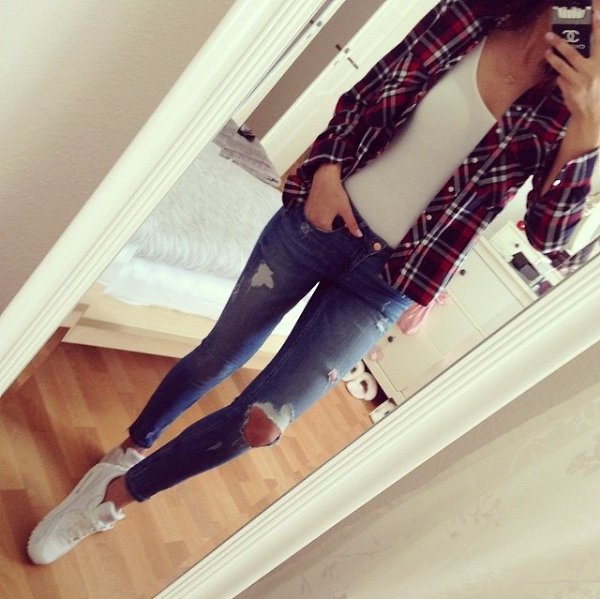 Картинки девушек без лица в зеркале с короткой футболкой