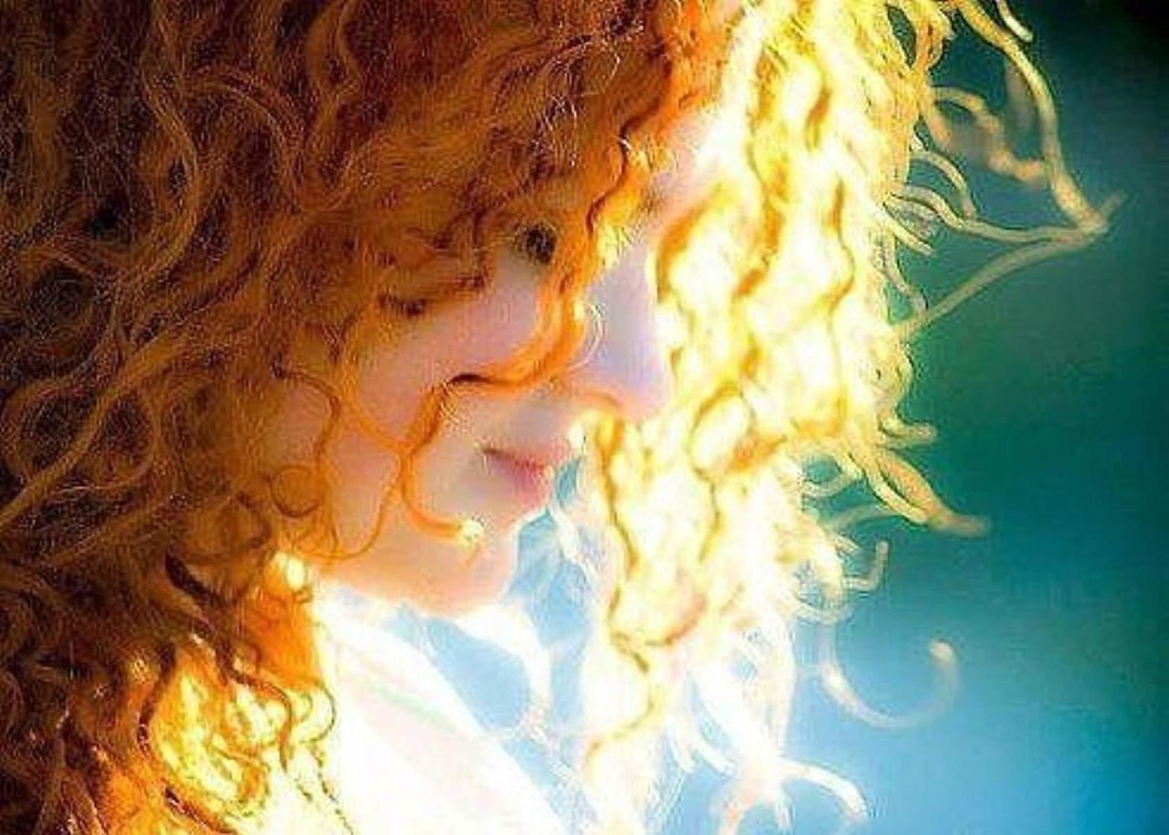Золотыми волосами песня. Рыжие кудрявые волосы. Девушка и солнце. Кудрявая девочка. Рыжие кудри.